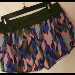 NIKE Ladies Run-Workout Shorts. MED. Full Lining. Geo Print, Vibrant. Dri-Fit.